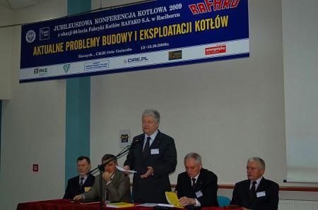 Prof. Tadeusz Chmielniak otwierając jubileuszową i nadzwyczajną konferencję kotłową.
