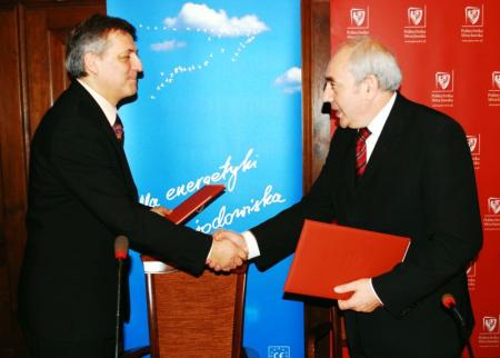 Na zdj. (z lewej) prezes Wiesław Różacki i rektor prof. Tadeusz Więckowski.