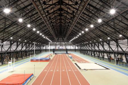 Oświetlenie Lena Lighting w hali sportowej_Mondeville_Francja