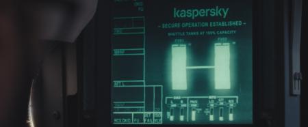 Kadr z filmu "Moonfall" z widocznymi systemami bezpieczeństwa firmy Kaspersky