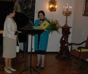 Anna Majewska-Rau (z prawej) dziękuje Grażynie Majewskiej-Rzymkowskiej
