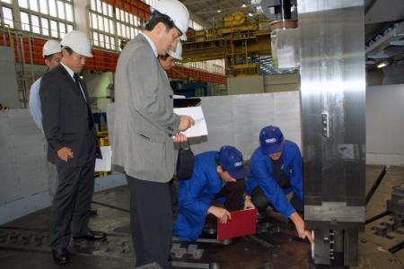 Przedstawiciele KGK Kanematsu Corp. i Japan Steel Works podczas odbioru technicznego maszyny.