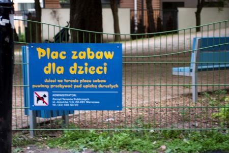 dzięki ogrodzeniu na plac zabaw nie dostaną się zwierzęta_fot. Legi Polska