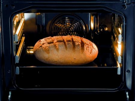 Z piekarnikami HomeMADE marki Gorenje upieczemy puszysty chleb z doskonale zapieczoną skórką