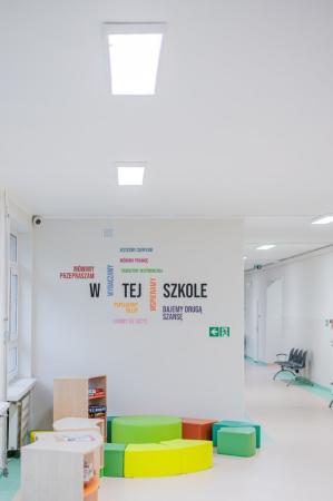 Oświetlenie Lena Lighting w szkole w Bardzie