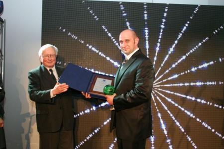 Prezes SPOT Light, Mariusz Cichoń, odbiera nagrodę na targach ŚWIATŁO w Warszawie Fot. SPOT Light
