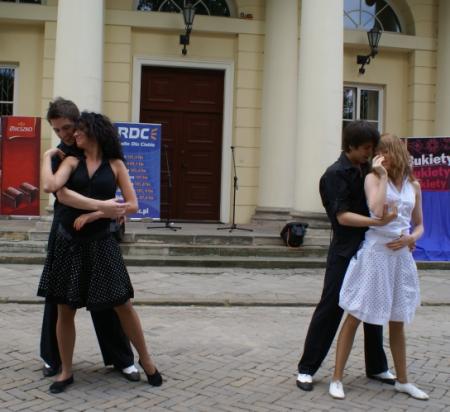 Pokaz tańca z filmu "Dirty Dancing"  wykonaniu Latin Groove (Warsaw Dance Academy).