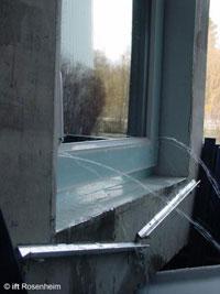 Test okna przeciwpowodziowego na zgodność z normą ift FE 07/1 Foto: Roto