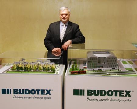 Kierownik Działu Sprzedaży i Marketingu  Tadeusz Sulej przy makietach nowych inwestycji firmy Budote