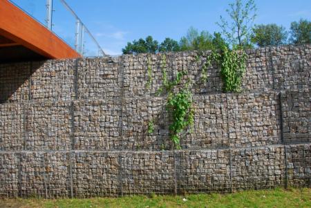 Gabion zabezpiecza skarpę