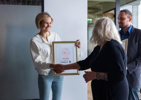 Certyfikat OBIEKT BEZ BARIER odebrała Agnieszka Małysa-Bartos, manager ds. Zarządzania Nieruchomości