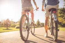 Jak bezpiecznie podróżować rowerem w wakacje?