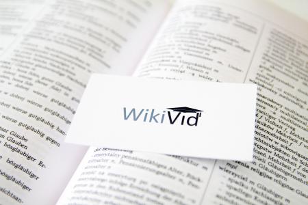 Wizytówka przedstawiająca logotyp WikiVid