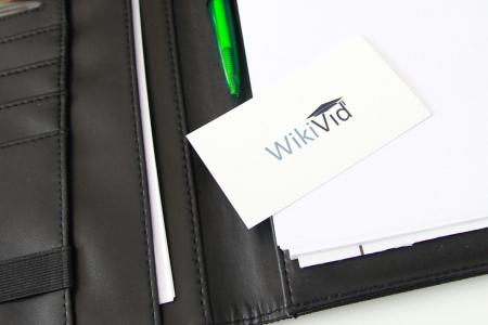 Wizytówka WikiVid zestawiona z materiałami biurowymi