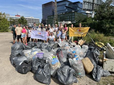 Pracownicy SOFTSWISS podczas akcji Sprzątanie Świata
