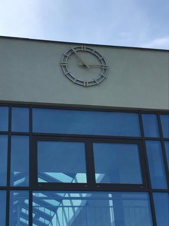 Zegar z firmie Rduch Bells & Clocks na nowym budynku szkoły w Cedrach Wielkich