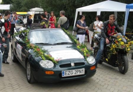 Do Ogrodu zapraszali kierowcy ozdobionych kwiatami pojazdów.