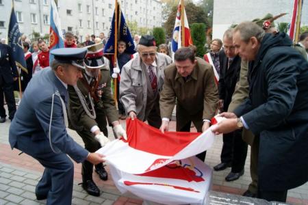 Odsłonięcie tablicy upamiętniającej ofiary smoleńskiej katastrofy.