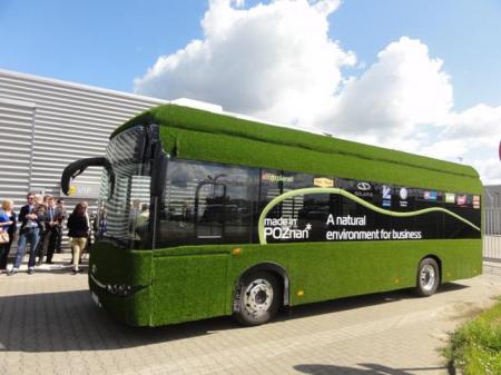 Trawiasty autobus Solaris według konceptu agencji about ad