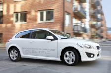 Ładowanie w 90 minut i mocny silnik – Volvo rozwija auta elektryczne