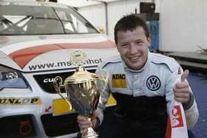Wygrana Macieja Steinhofa w pierwszym wyścigu pucharu ADAC Volkswagen Polo  Cup w 2009 r.