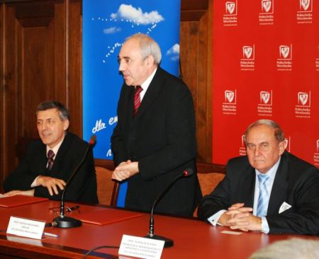Na zdj. (od lewej) prezes Wiesław Różacki, rektor prof. Tadeusz Więckowski, prof. Eugeniusz Rusiński