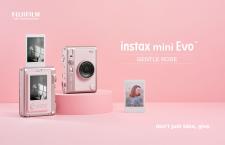 Aparat instax mini Evo™ w nowym kolorze "GENTLE ROSE"