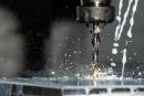 Maszyny CNC – jak działają i jakie korzyści przynoszą w przemyśle?