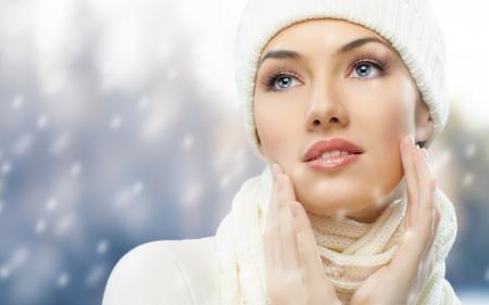 Zmienne temperatury otoczenia i suche powietrze powodują, że zimą nasza skóra szybciej traci wilgoć.