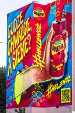 „Chwalcie siebie!” przekonuje Oranżada Hellena i realizuje niezwykły mural w Warszawie