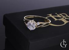 Ile należy wydać na pierścionek zaręczynowy? Jaka jest cena pierścionka z diamentem?