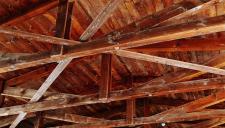 Tanie czy drogie drewno - z czego budować więźbę dachową?