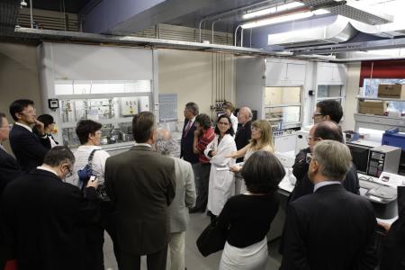 Uczestnicy sympozjum podczas wizyty w laboratoriach MATGAS podczas obchodów dziesięciolecia istnieni