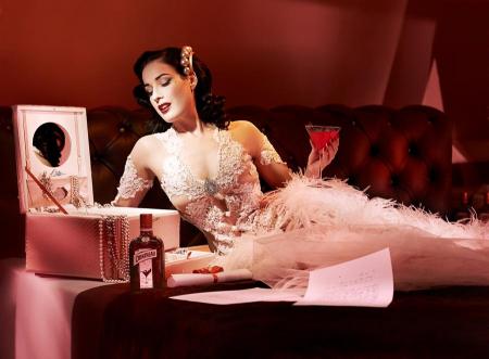 Dita Von Teese i kuferek Cointreau