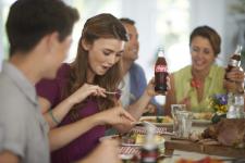 Coca-Cola z okazji zbliżającej się Wielkanocy przypomina,  że... razem smakuje lepiej!