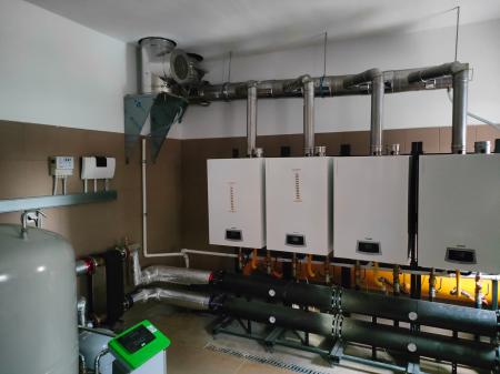 Kaskada 4 kotłów firmy TERMET w kotłowni przy ul. Kochanowskiego 9 w Strzegomiu.