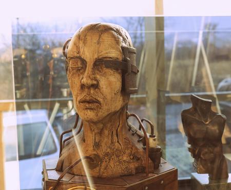 Artur Szołdra i jego rzeźby w Sky Tower