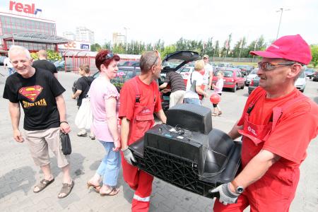 Do kontenerów trafiało sporo starych telewizorów i sprzętu komputerowego