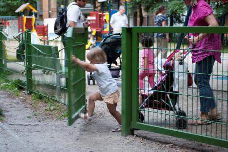 obustronnie otwierane bramki ułatwią życie zarówno mamie z wózkiem jak i starszemu dziecku_fot. Legi