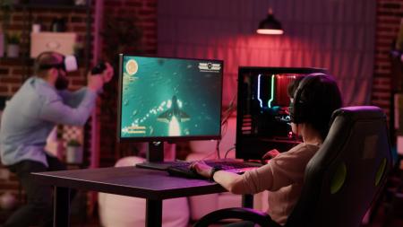 Osoby grające w gry online i VR na światłowodzie.