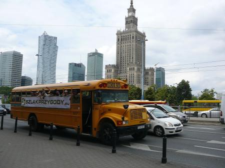 Przejazd autobusu przez Warszawę