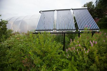 Kolektory słoneczne to ekonomiczne rozwiązanie do wiejskich gospodarstw. Fot. Hoven