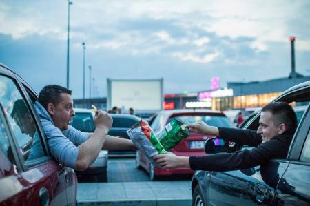 Letnie kino z przedniego siedzenia w Europie Centralnej