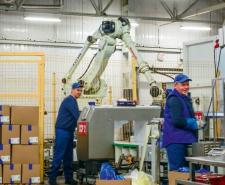 Robot przemysłowy Kawasaki paletyzuje mrożoną cebulę w firmie FROST