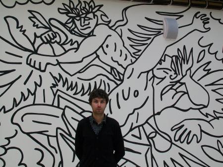 Karol Radziszewski przy muralu w Renomie