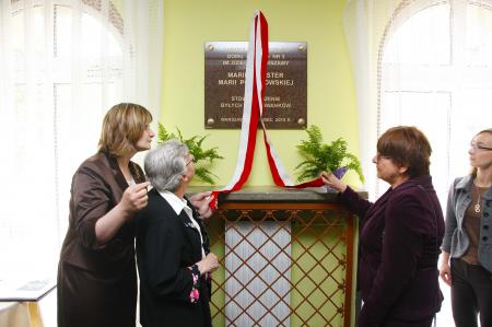 Od lewej Karolina Marczyk-Rokicińska, pełnomocnik Prezydenta Warszawy, Janina Goldhar, córka Pani Ma