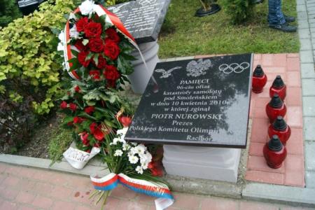 Tablica upamiętnia ofiary smoleńskiej katastrofy, wśród których znalazł się Piotr Nurowski.