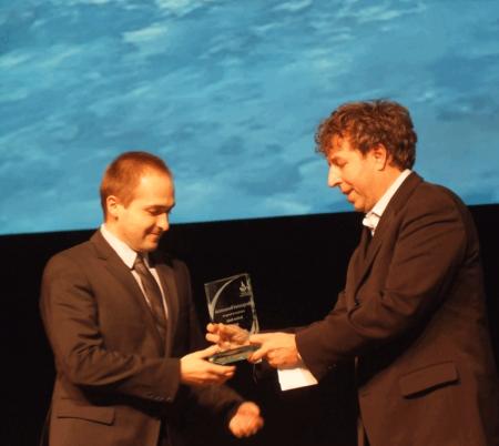 Grzegorz Hajdarowicz wręcza nagrodę w kategorii Debiut Roku 2011