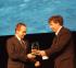 Grzegorz Hajdarowicz wręcza nagrodę w kategorii Debiut Roku 2011