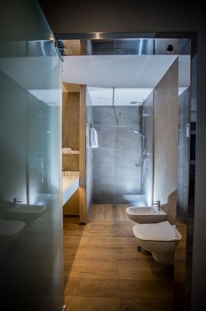 W łazienkach pokojowych zastosowano w sumie 91 odpływów liniowych Advantix długości 1000 mm w wersji